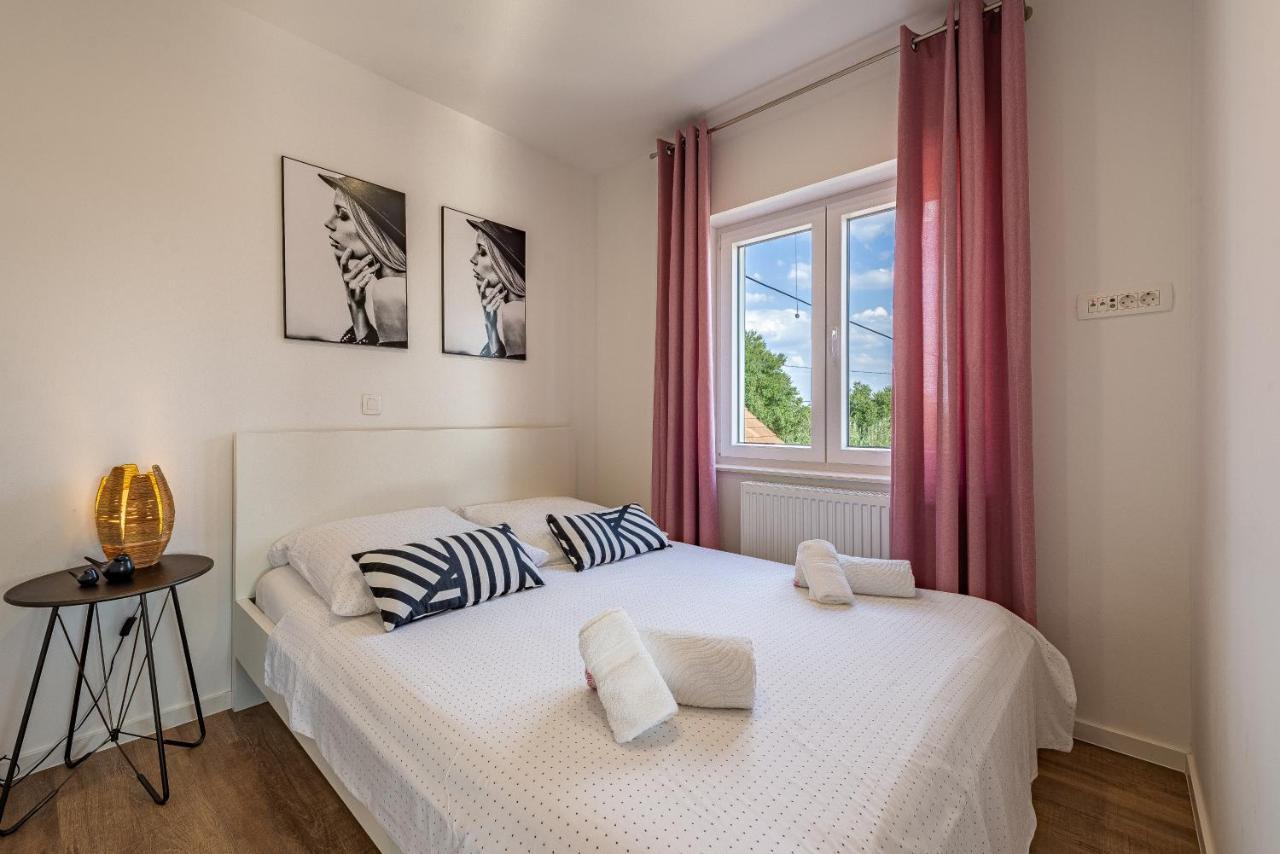Apartments Luka & Lorena Galovac  外观 照片